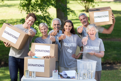 volunteer family with thumbs up